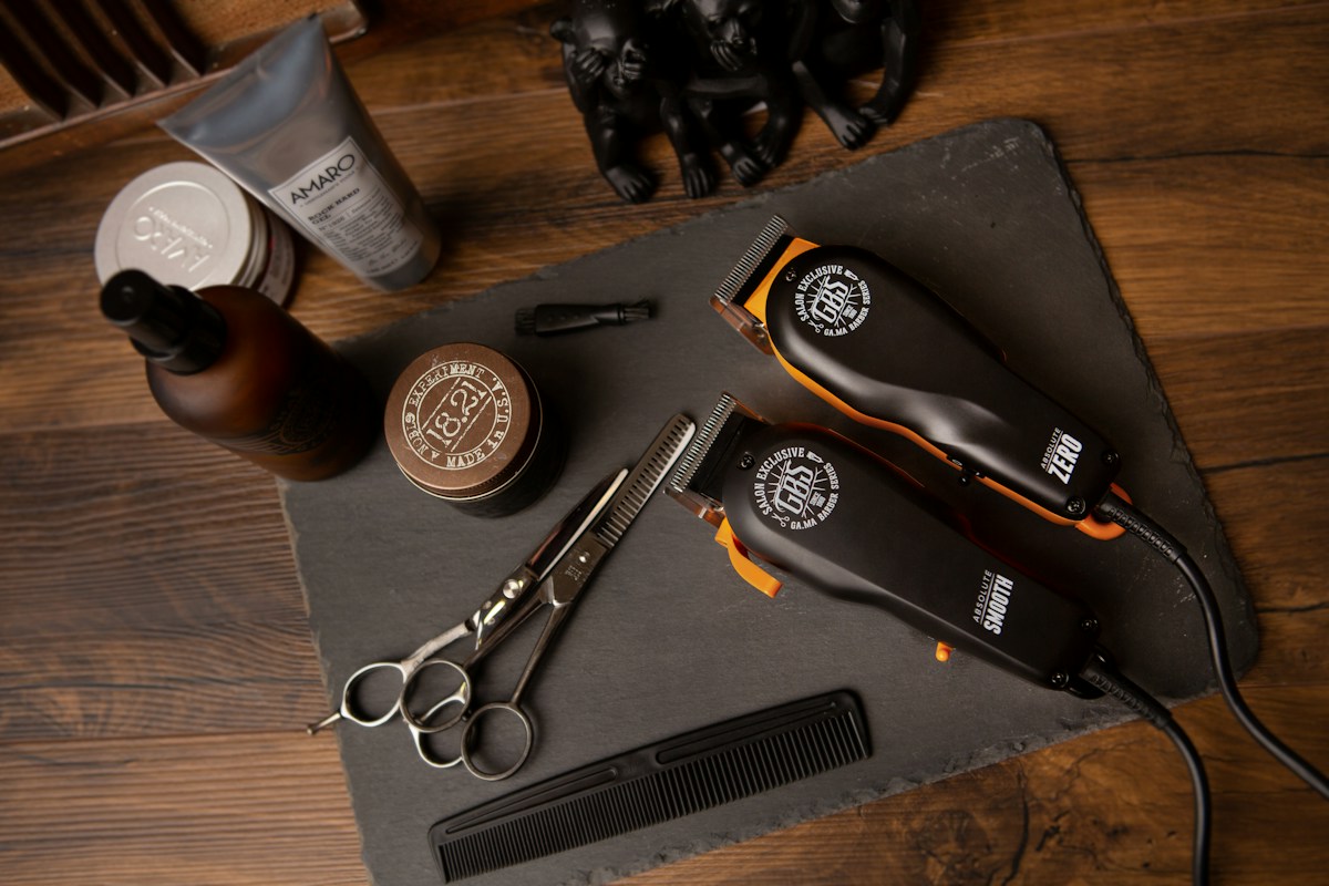 Trabajo de precisión durante un corte de cabello